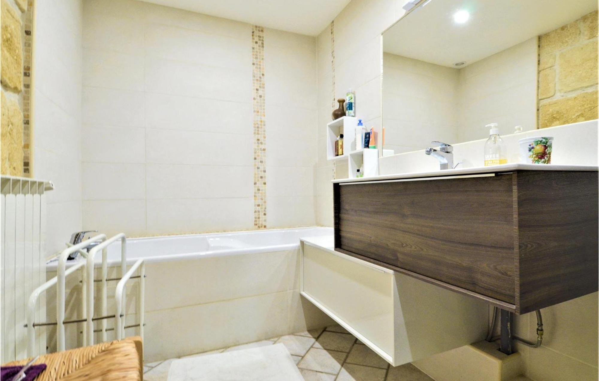 4 Bedroom Lovely Home In Marguerittes Ngoại thất bức ảnh